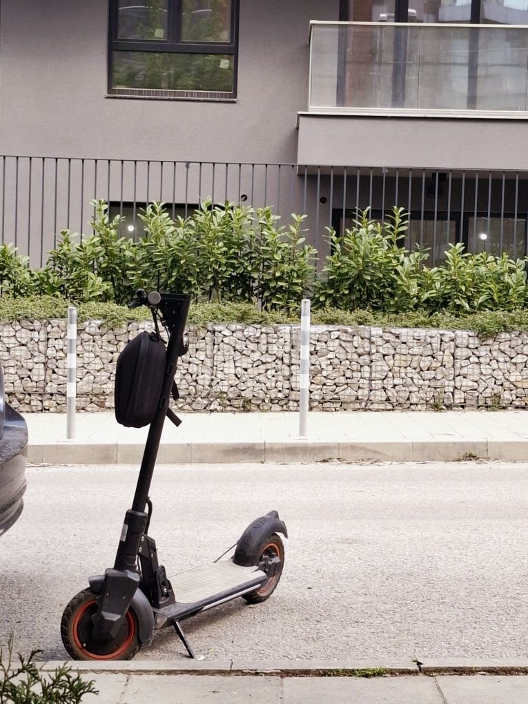 Електрическа тротинетка Kugoo G5, като нова. На 100км + подаръци