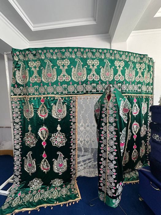 Бархид чимилдик туплами катта ва кенг ,сарпо учун замонавий шиша