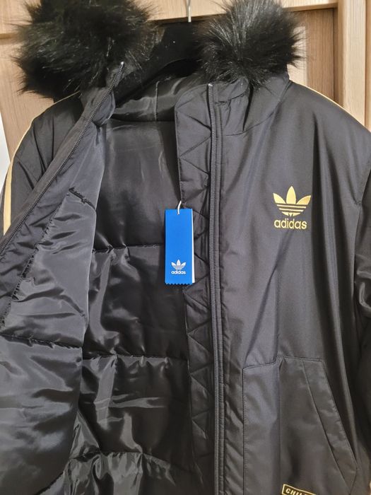 Vând Jacheta Adidas marimea L.