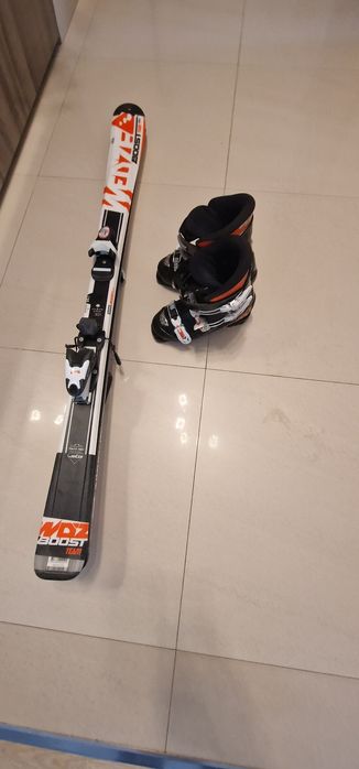 Skiurii copii. Echipament ski, skiuri , clapari  ptr copii puțin ut