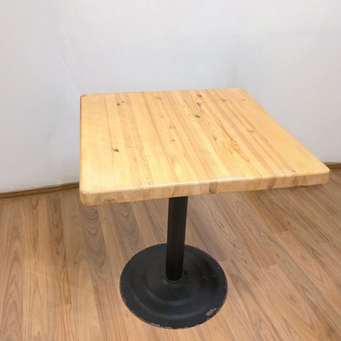 Продам столы квадратные