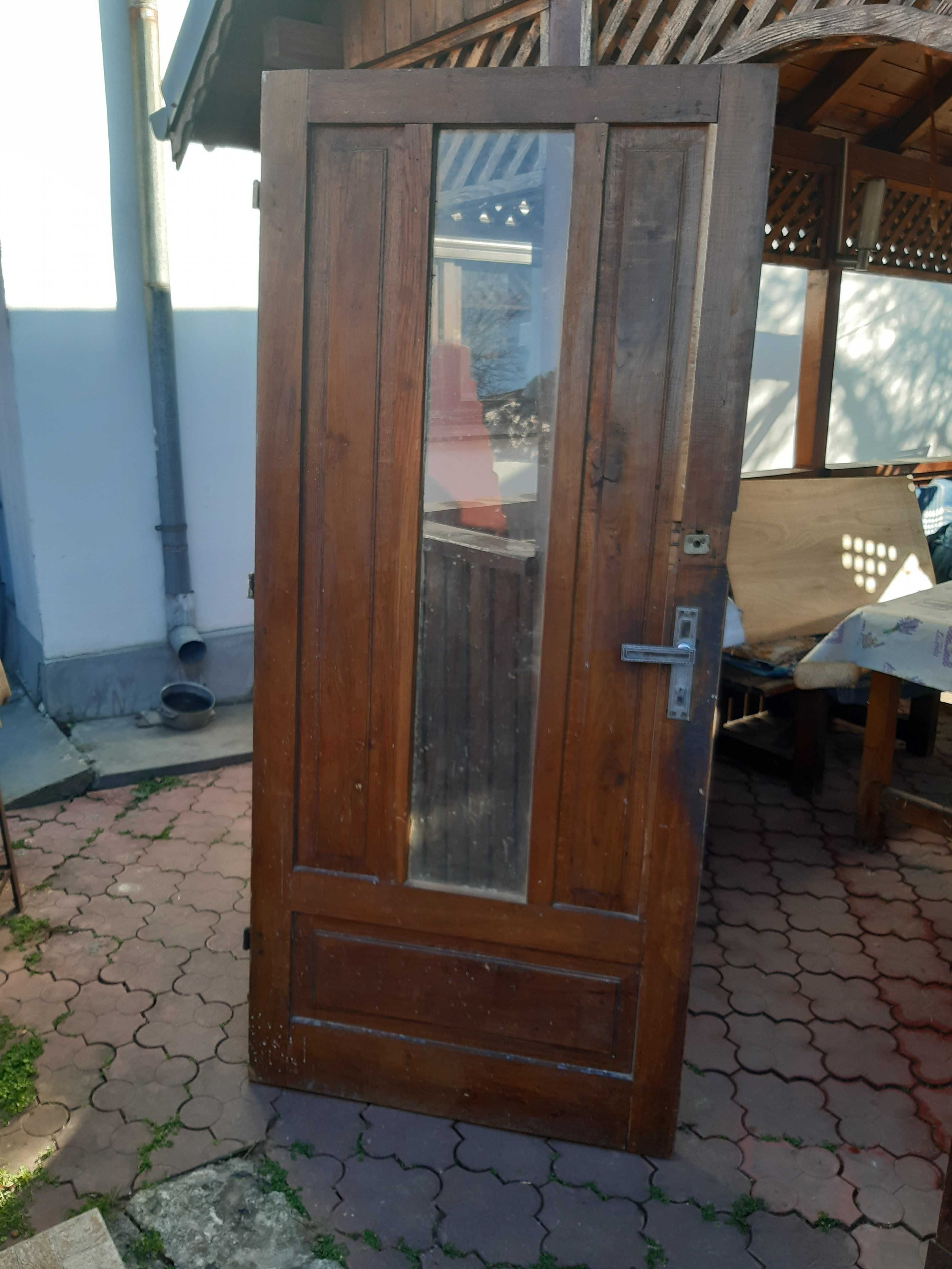Vând usa de exterior din lemn de stejar