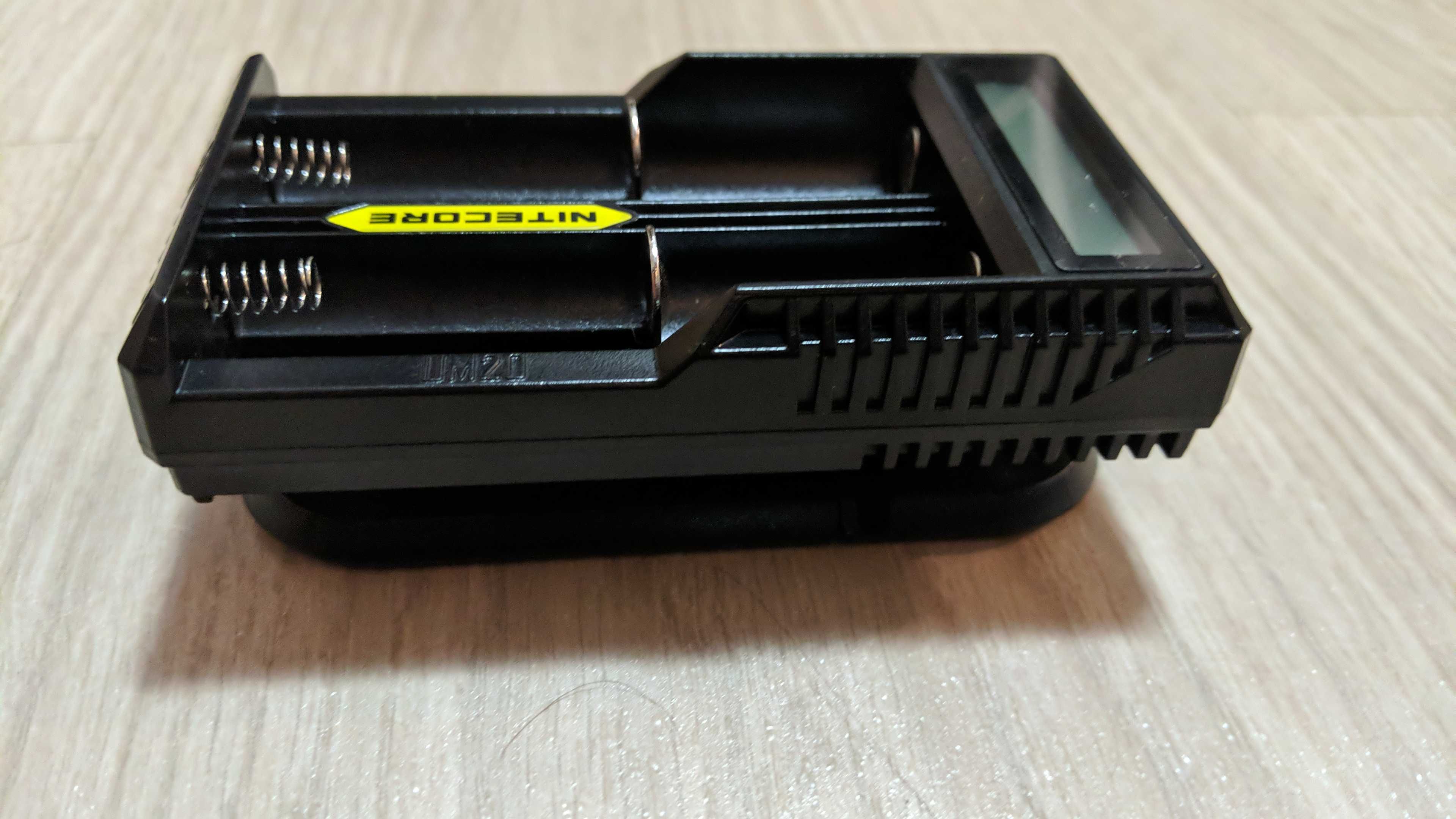 Încărcător de baterii USB Nitecore UM20 - Nou!