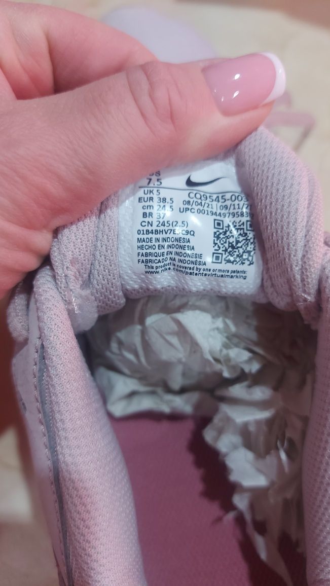 Нови дамски оригинални маратонки Nike