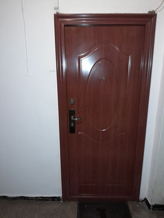 Vând ușa apartament