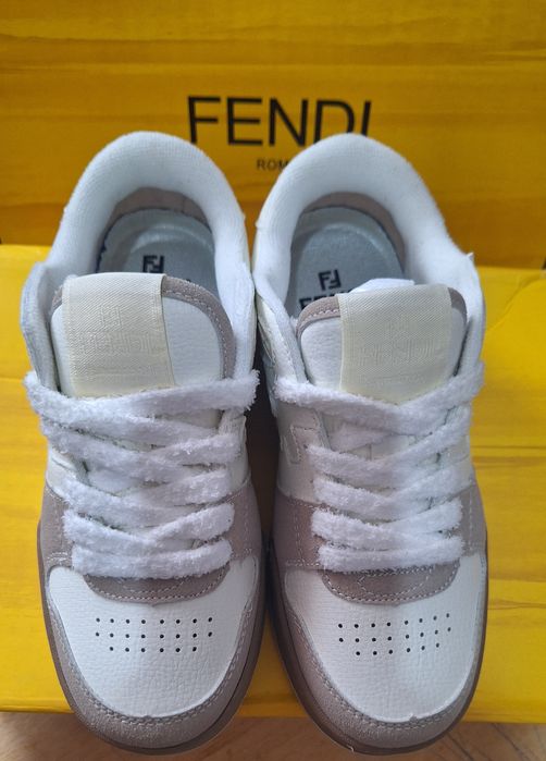 Продам кроссовки новые