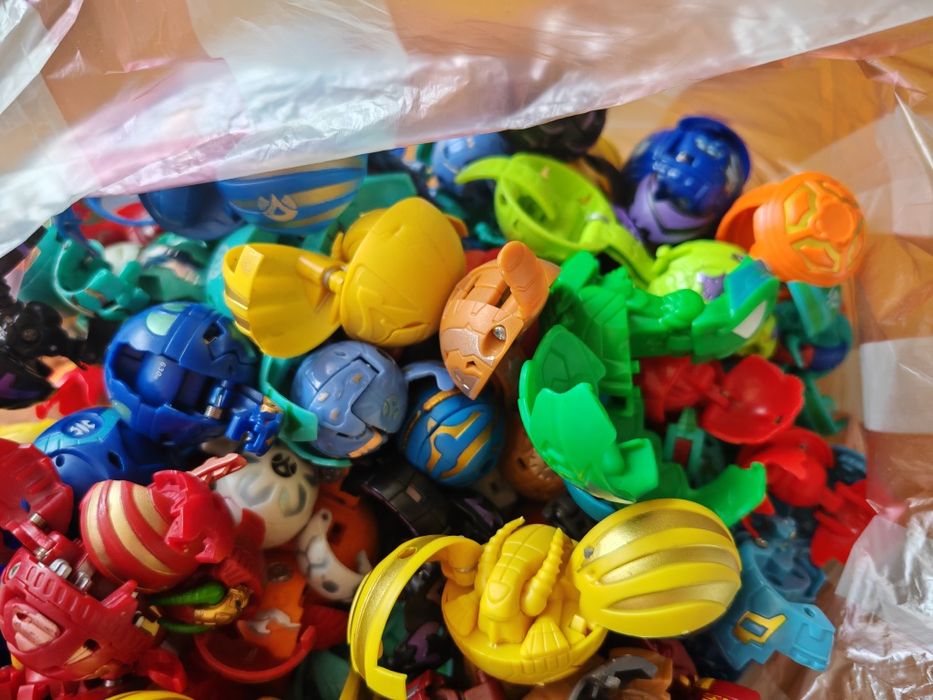 Продавам много бакугани bakugan