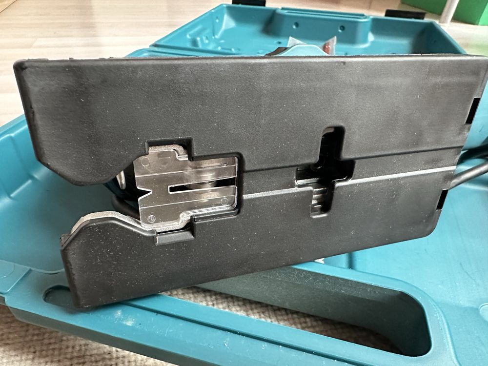 Електрически прободен трион Makita 4351CT с куфар