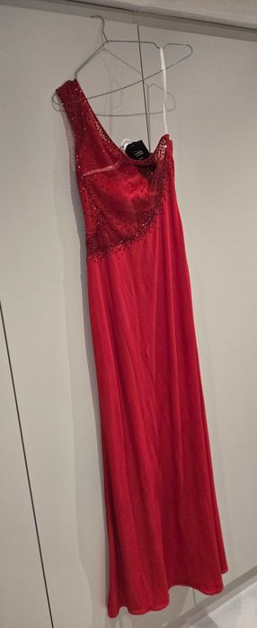 Уникална червена рокля с камъни