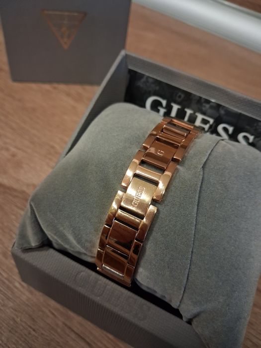 НОВ часовник Guess