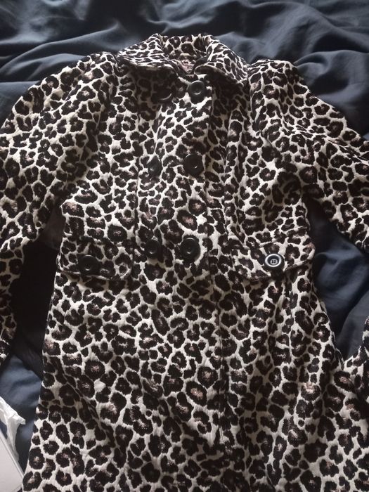 Vând palton HM animal print