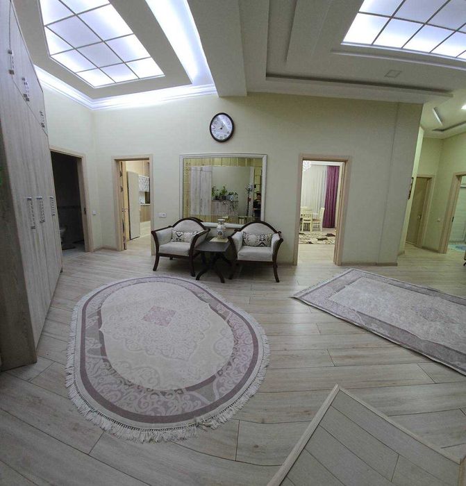 Oybek metro 5 daqiqa 4 xonalik 120kv kvartira topshiriladi SROCHNO