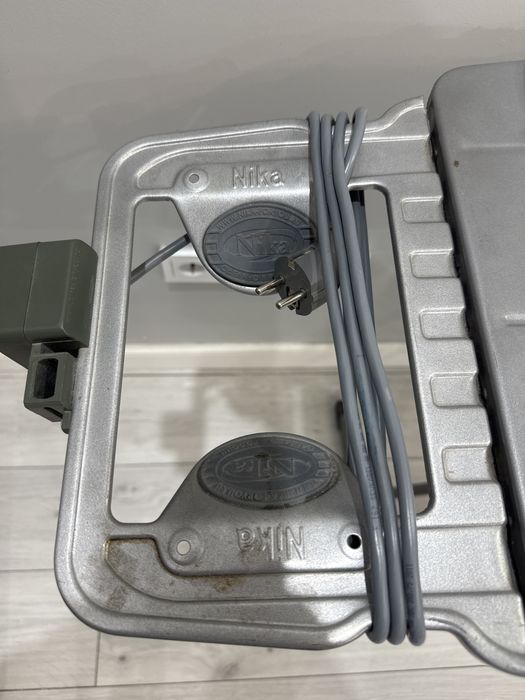 Продам устойчивую гладильную доску.