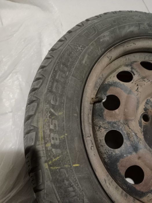 Продам зимнюю резину бу шипованую 185. 65. R15.