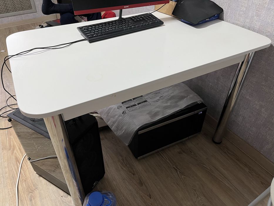 Кухонный удобный стол