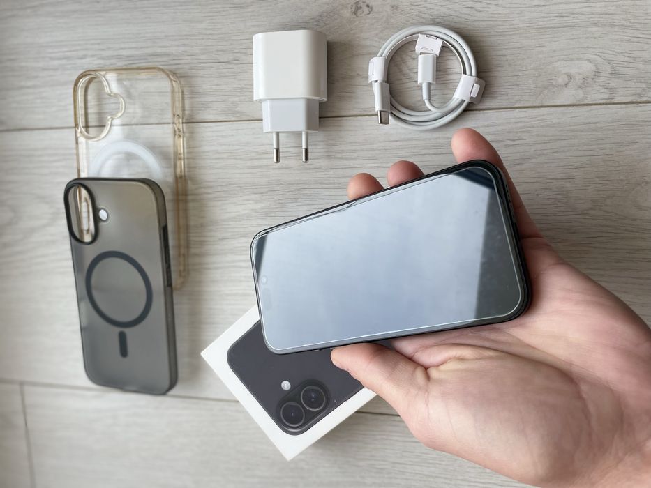 • Iphone 16 black  •  BATERIE 100% •