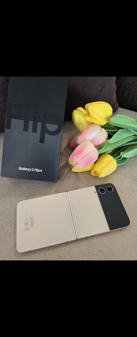 Samsung Galaxy Z Flip 4 с кутия