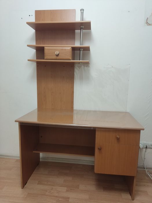 Стол письменный с полками