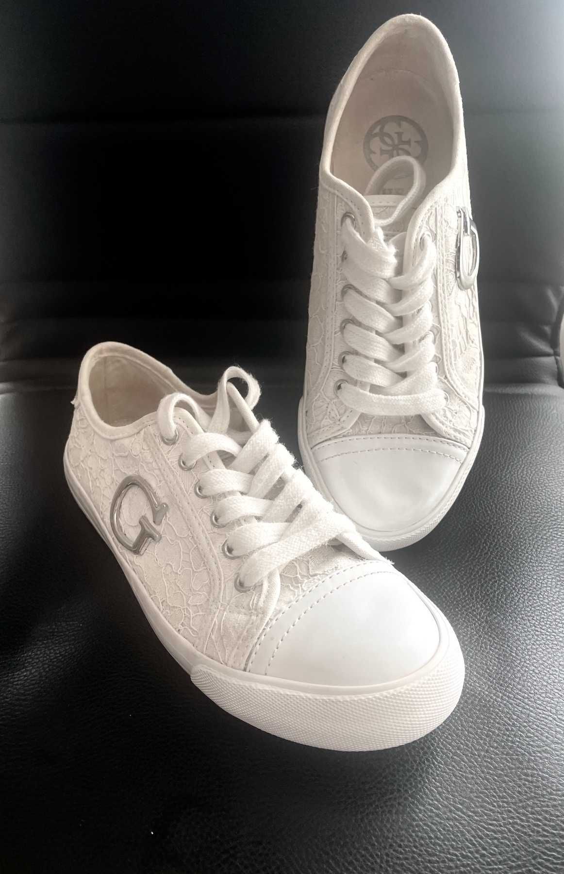 Намалени Дамски кецове Guess