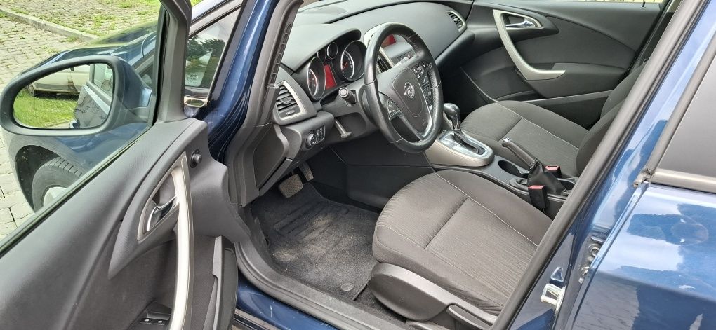 Opel Astra j 1.4 Turbo . Cutie automată