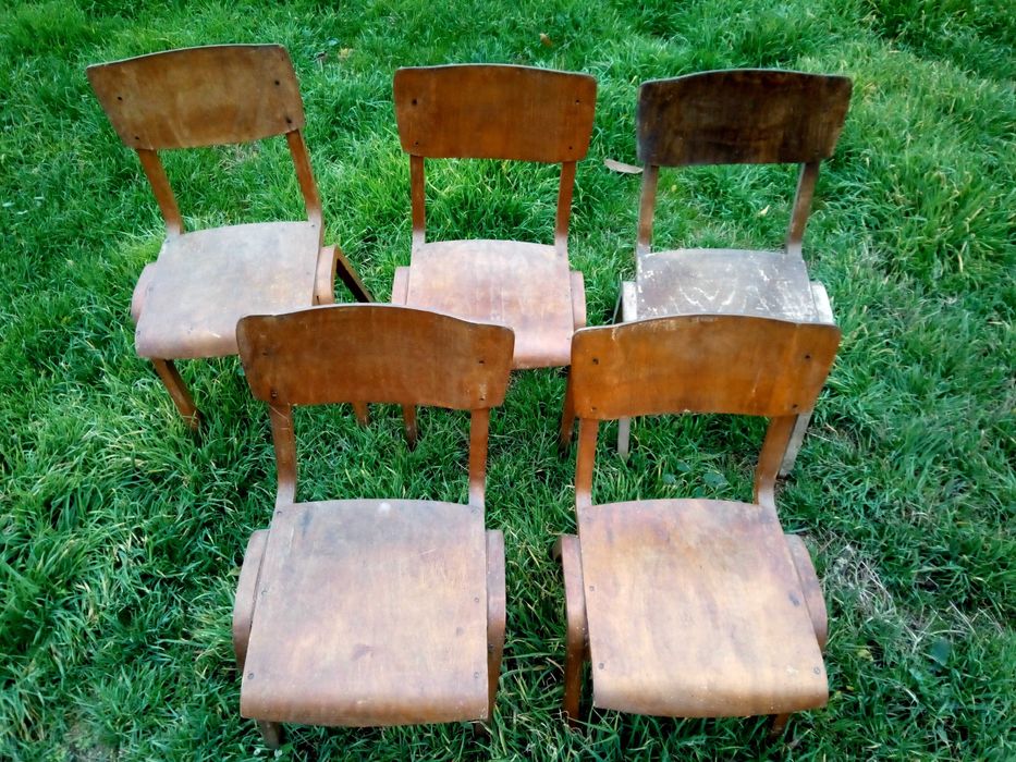 Ретро стари дървени столове