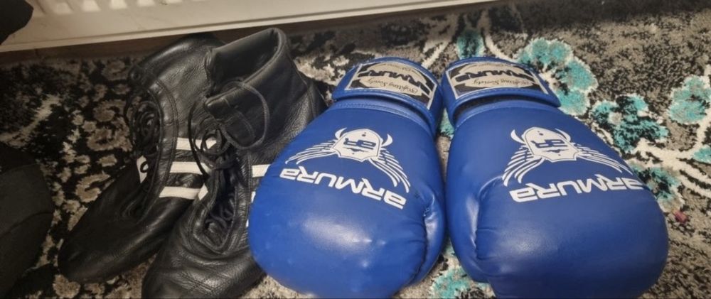 Vand manusi de box