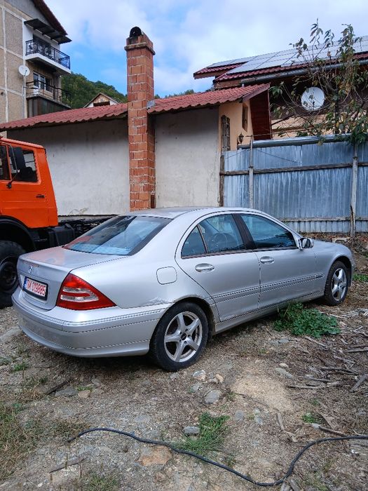Vând Mercedes C180