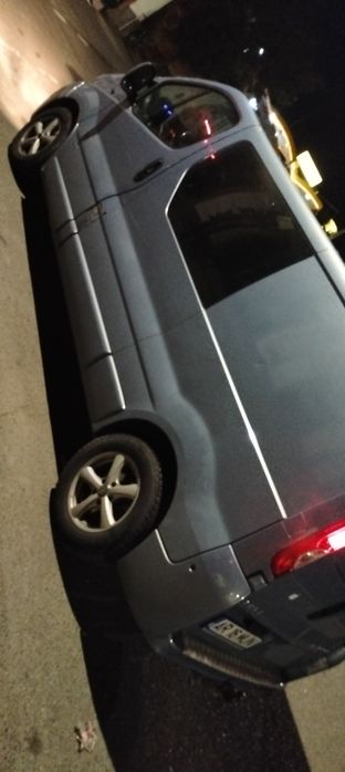 Vând Opel vivaro mixt motor 2 litri pe lanț 6 locuri plus dubă i