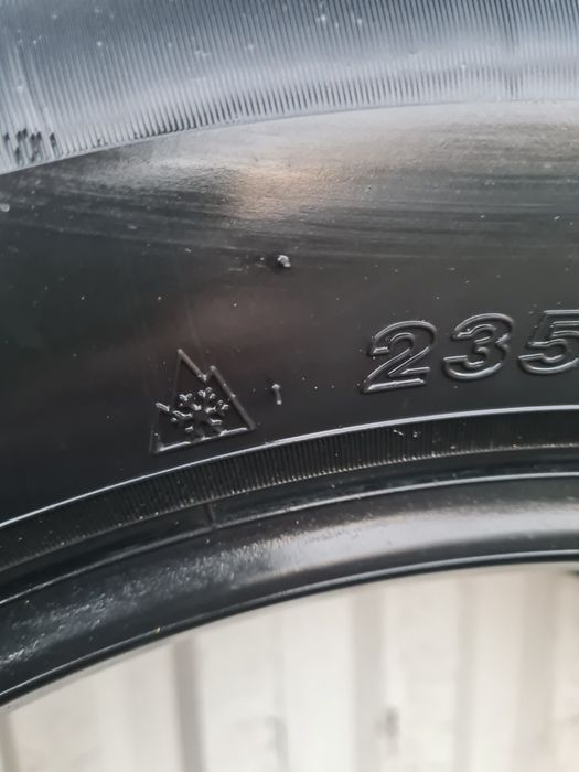2 Anvelope de iarna*235/60R18*Nokian LICHIDARE STOC*75 Lei Buc*