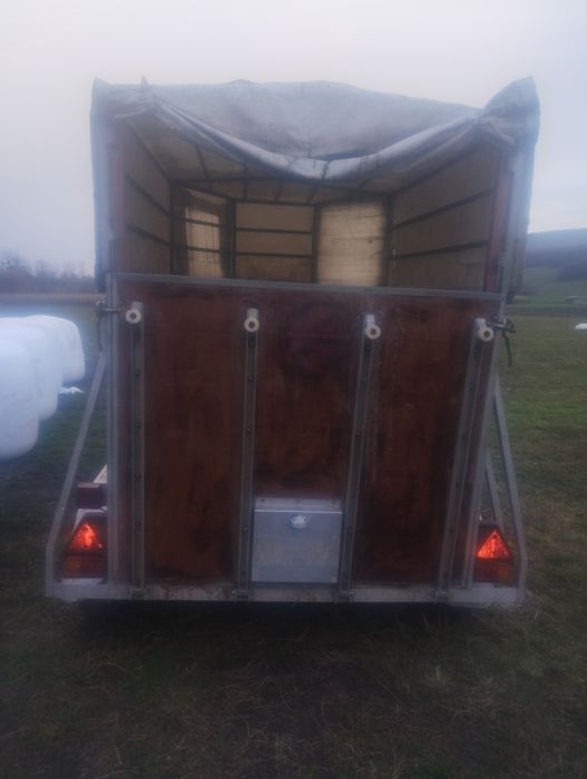 Remorcă de transportat cai