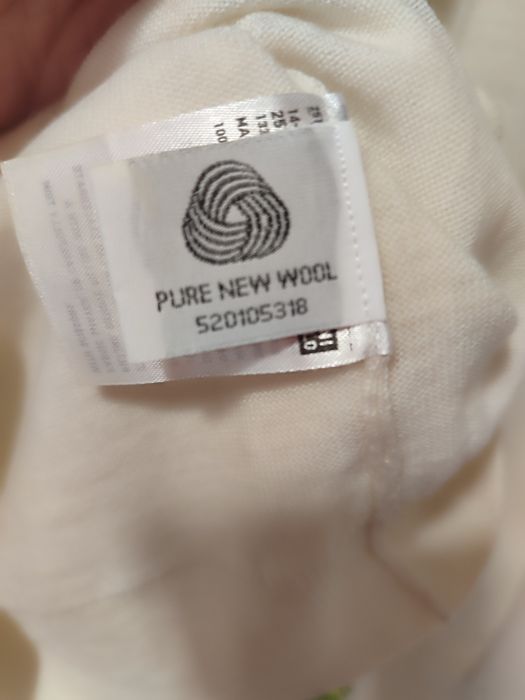 Пуловер с V-образно деколте от 100% мериносова материя