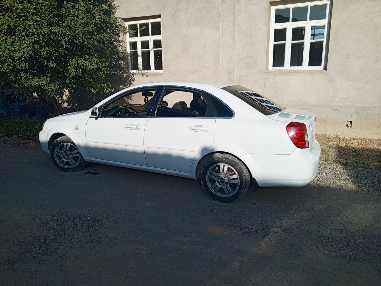 Lasetti 1.8 srochni sotiladi