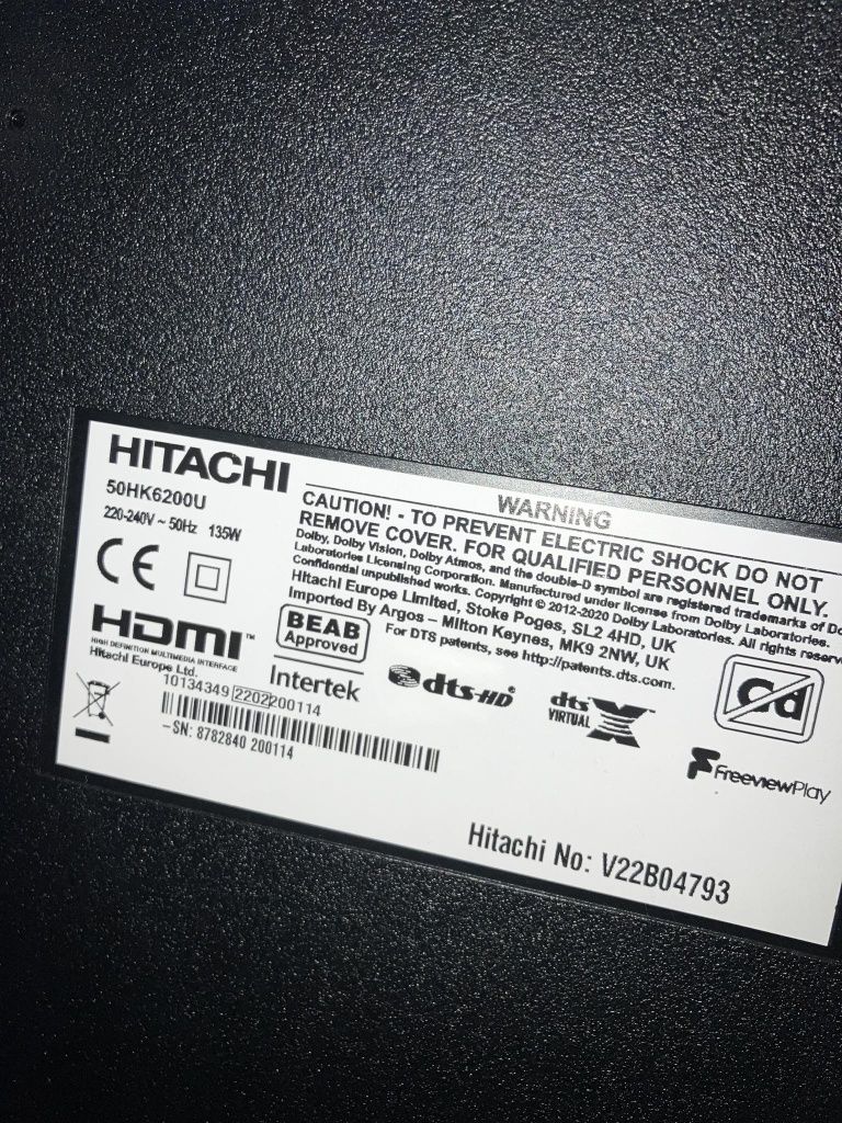 Телевизор Hitachi със счупен дисплей.