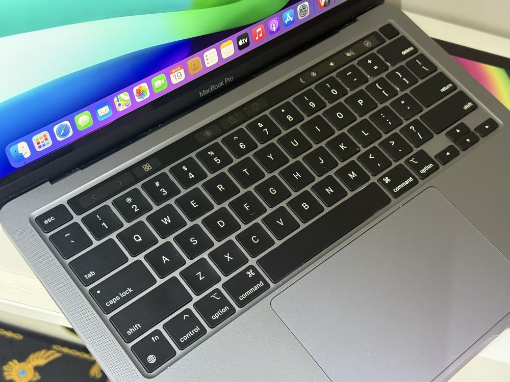 MacBook Pro 13 chip M1 ,2020 есть Touch BAR коробка зарядка все есть