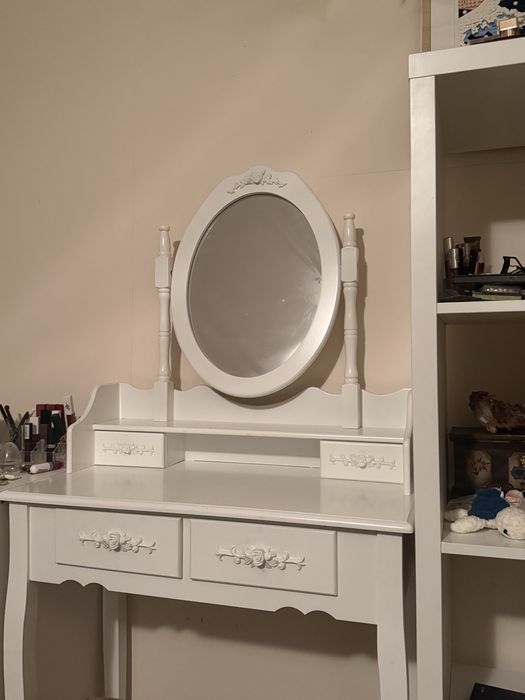 Masă de toaletă elegantă cu oglindă și scaun