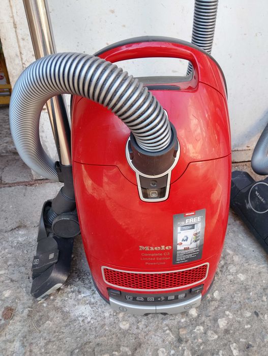 Прахосмукачка робот Miele  CX1 и Miele C3