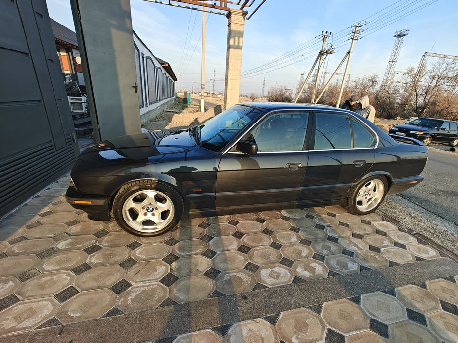 Продам БМВ в хорошем состоянии ест 4 титанка с шинами летние 18