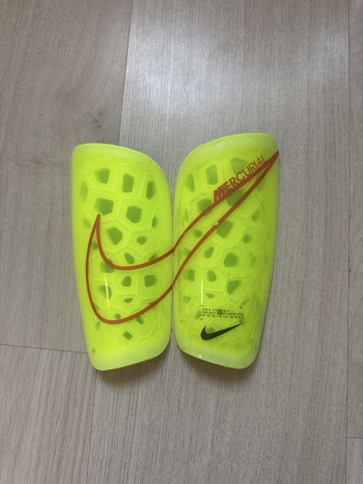 Щитки Nike.