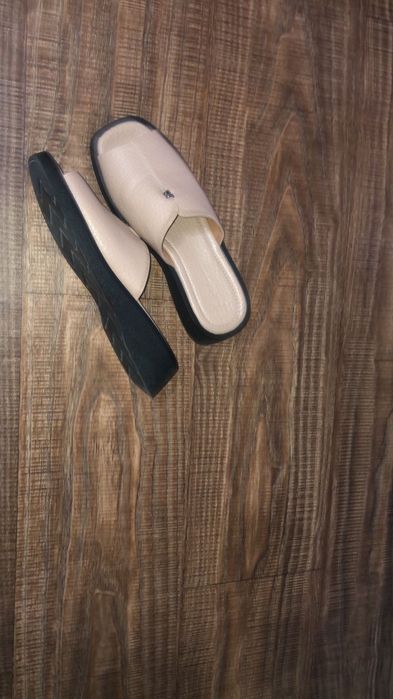 Обувь прадаётся  для женщин