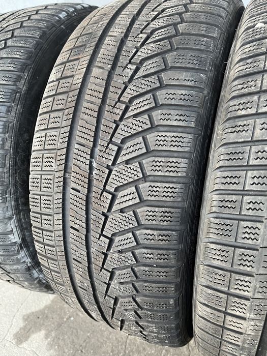 4 бр. зимни гуми 235/45/19 Hankook DOT 1718 4-4,5 mm