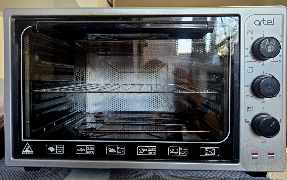 Продаю электрическую духовку Artel в отличном состоянии