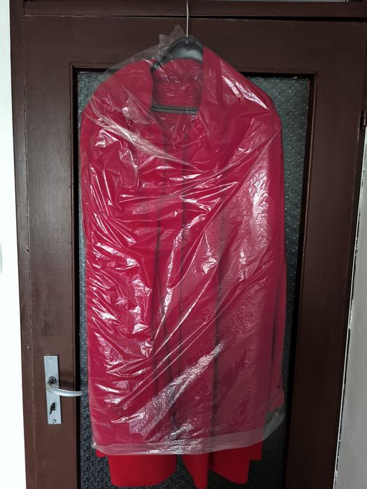 Червено зимно палто