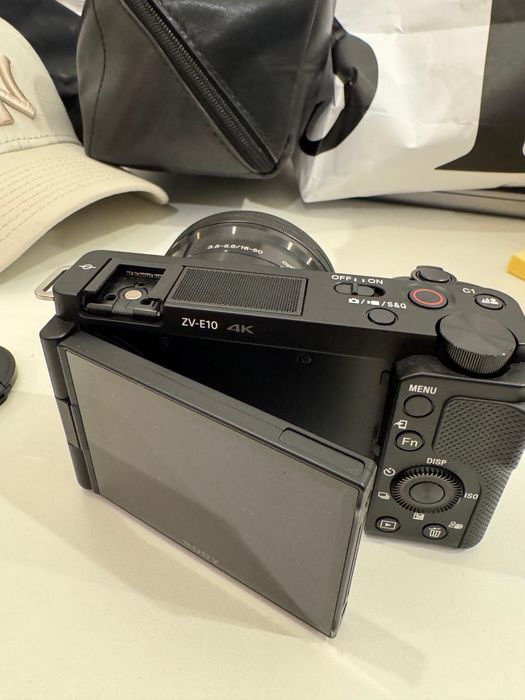 Sony Alpha ZV- E10 4k si Sony E 16-50 mm f3.5-5.6 OSS PZ