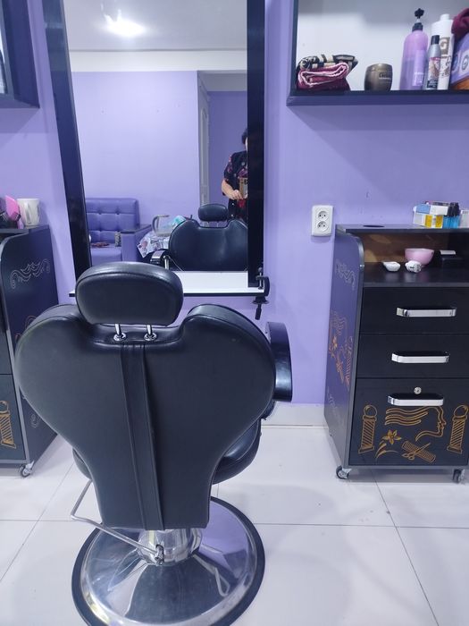 Прадается   тумба зеркало кресло для салон красоты