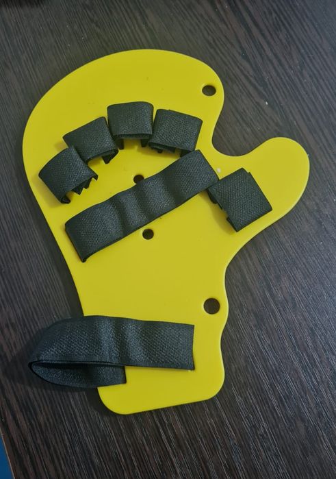 Для выпрямления пальцев после инсульта