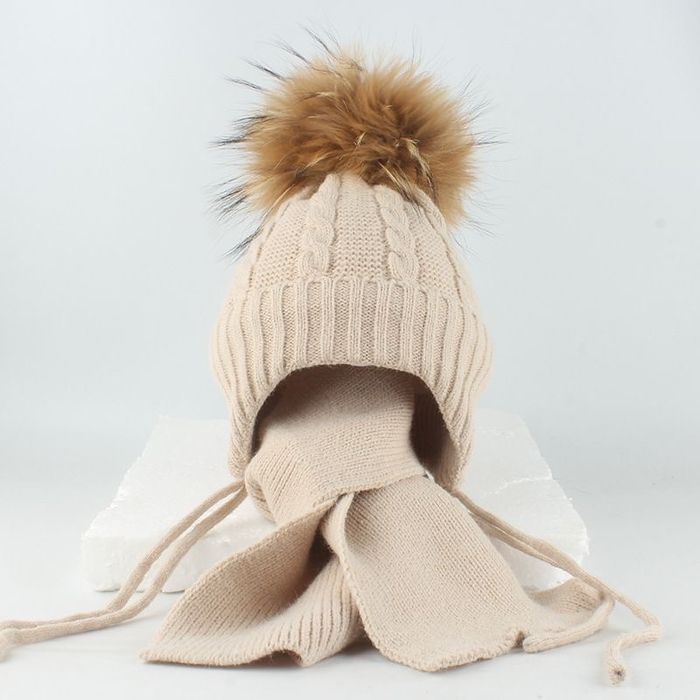 Шапка с шарфом с натуральным мехом енота