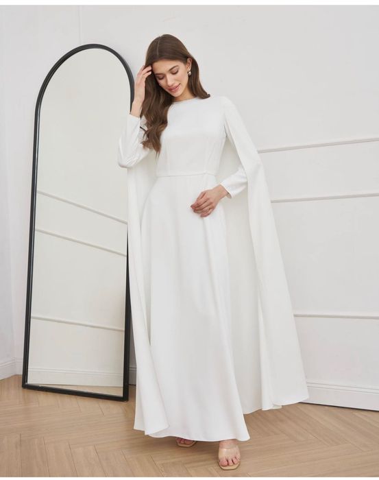 Благородное платье с кейпом и ручной вышивкой.