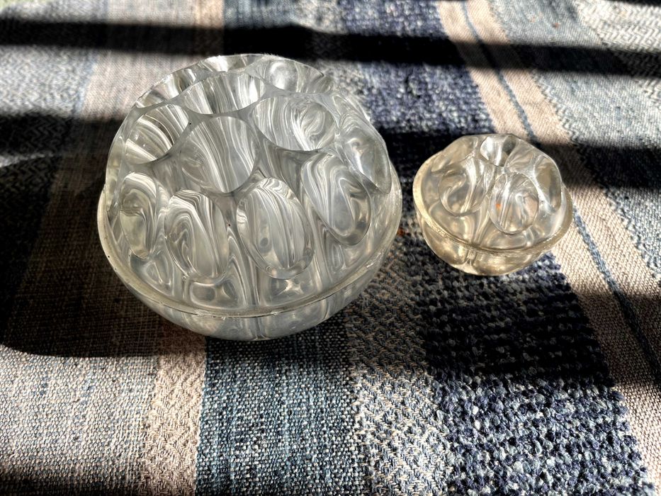 Стъклени вази и фруктовница