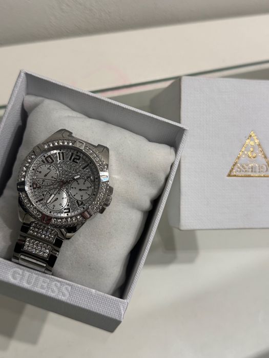 Дамски/Мъжки луксозен часовник GUESS с камъни – като нов