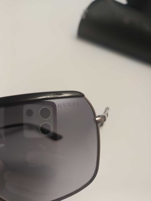 Слънчеви очила Guess с калъф и кърпичка